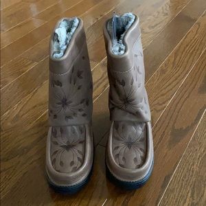 Manitobah Mukluks boot